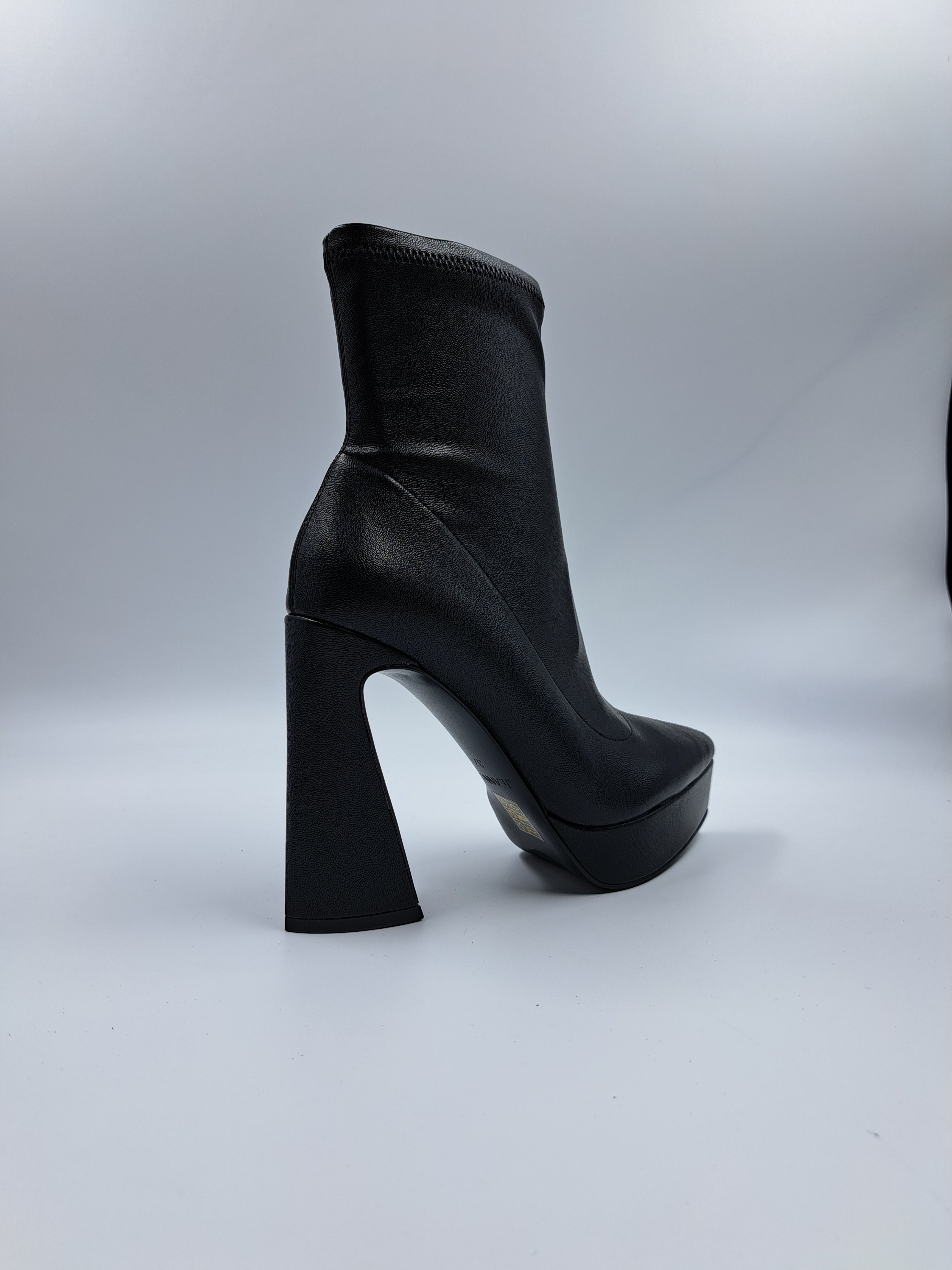 Fiora – Black Ankle Boots with Elegant Platform
