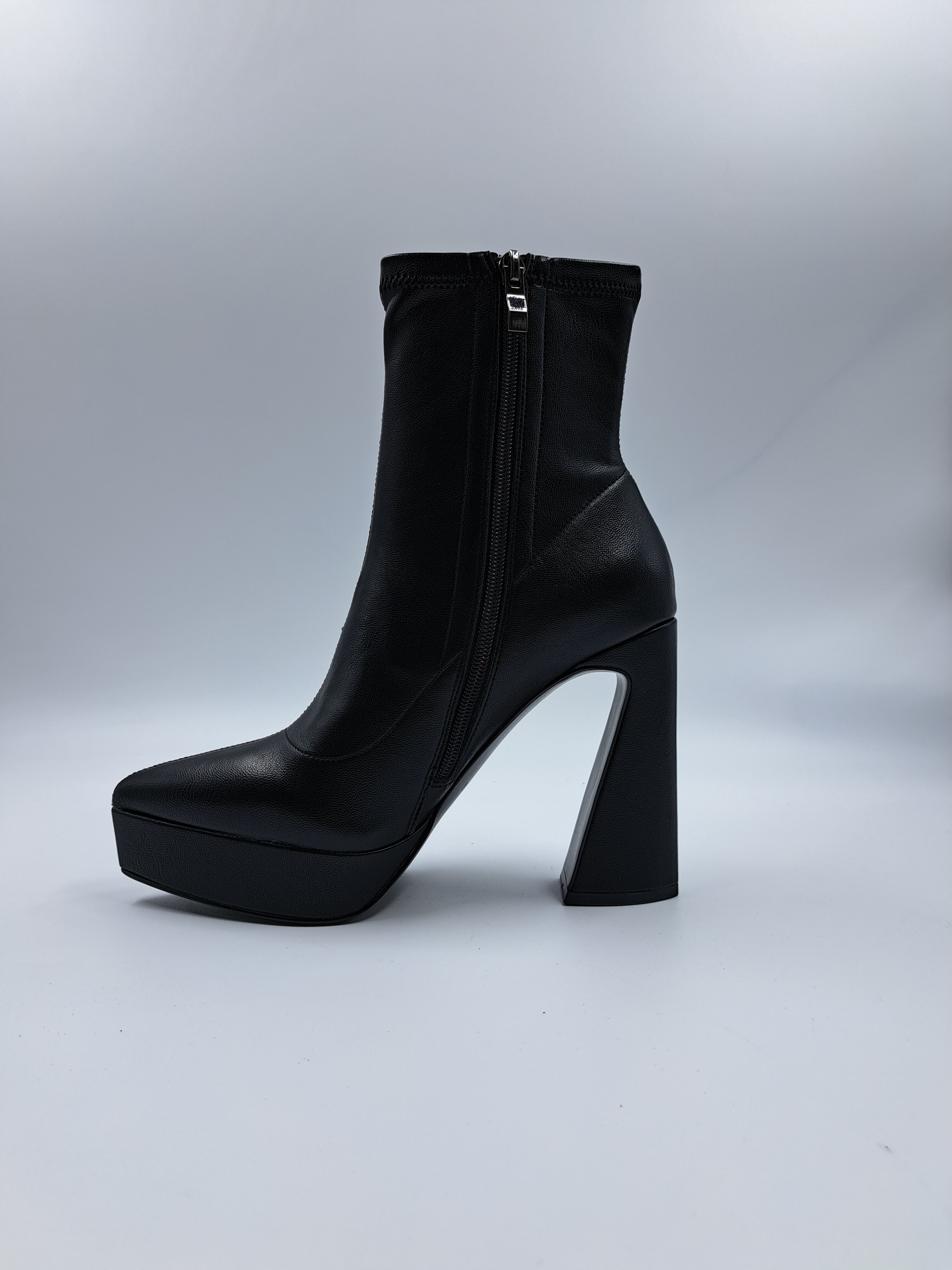 Fiora – Black Ankle Boots with Elegant Platform