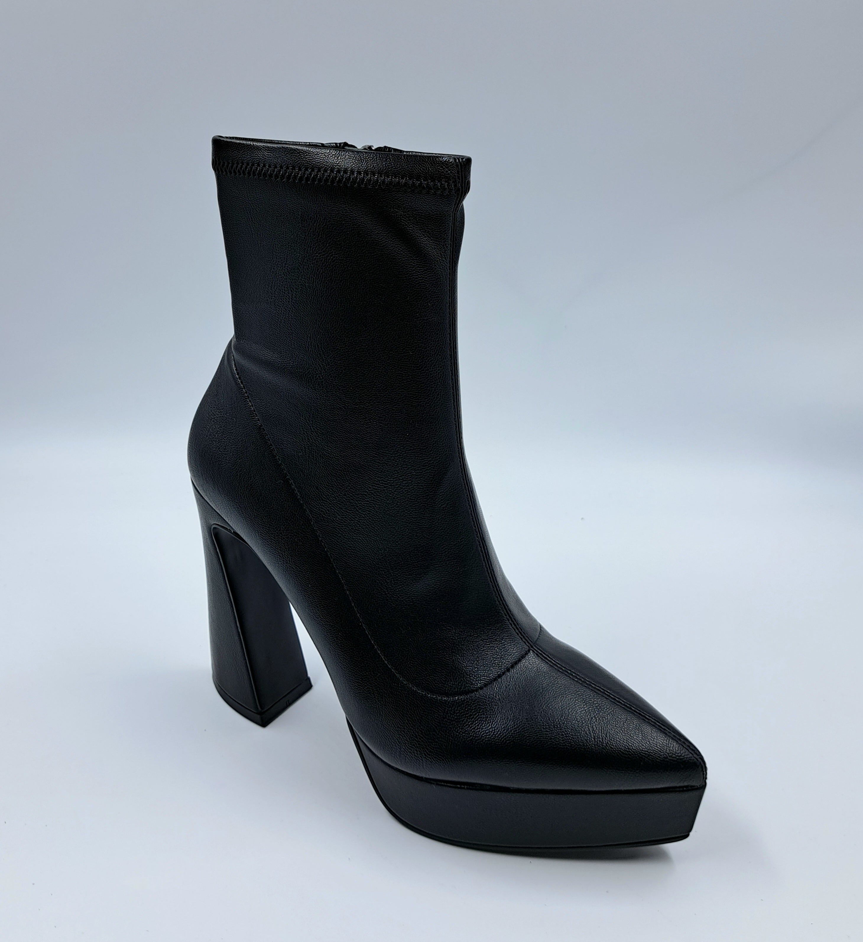 Fiora – Black Ankle Boots with Elegant Platform