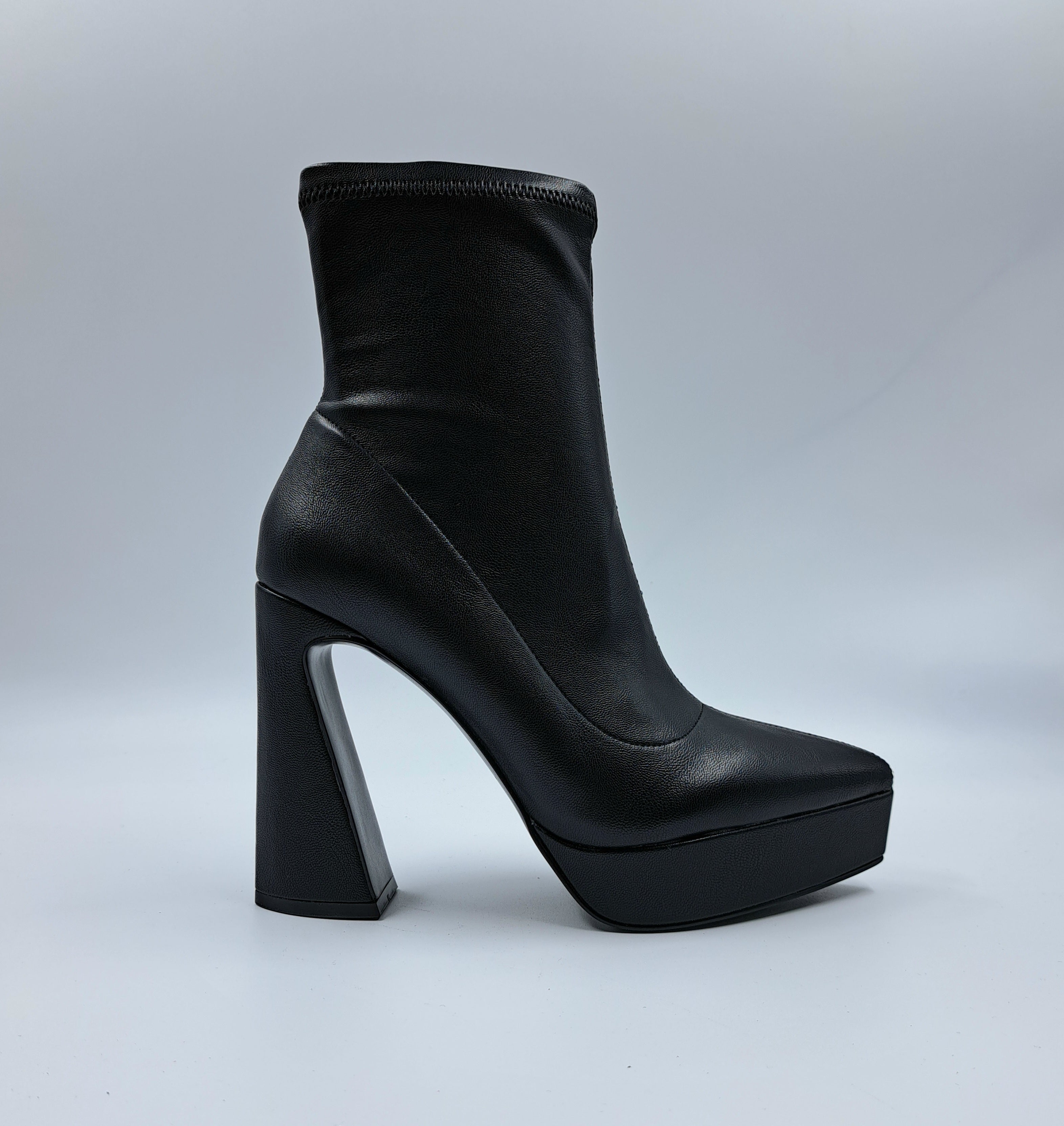 Fiora – Black Ankle Boots with Elegant Platform