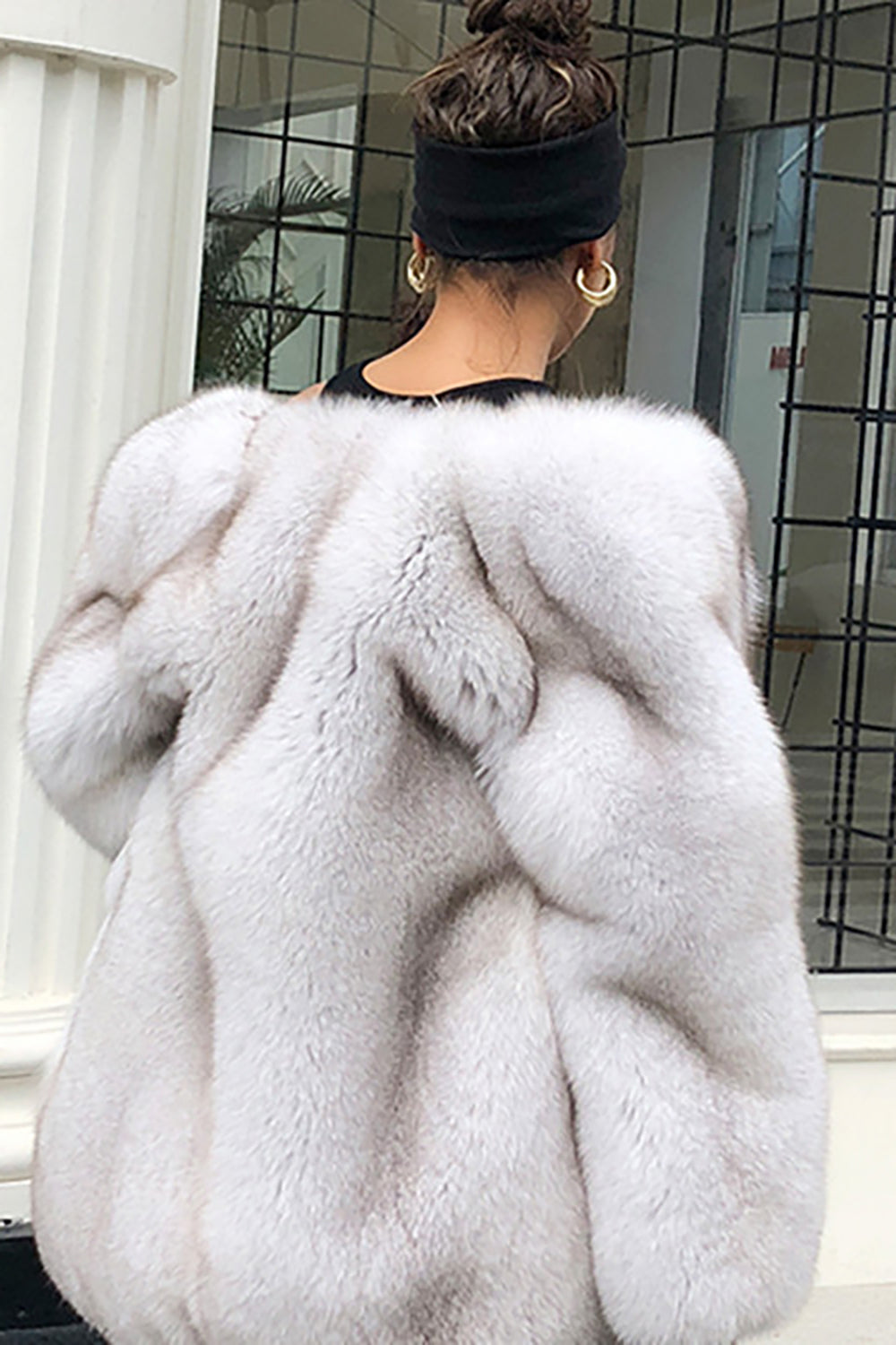 Kim - Oversized White Coat in Synthetic Fur