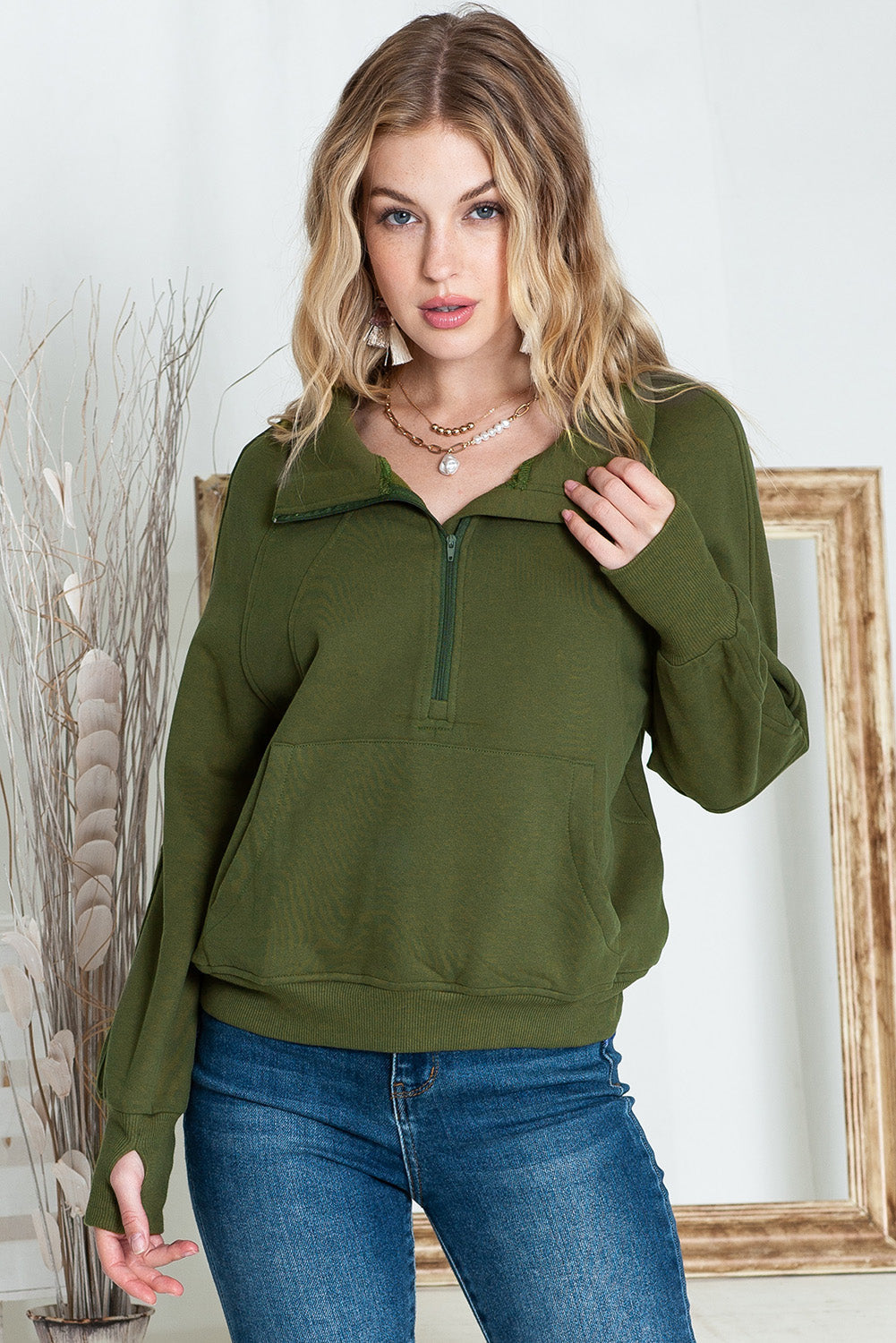 Vera – Modern Short Zip Sweatshirt for Comfort